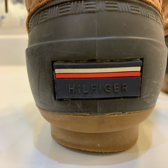 Tommy Hilfiger Rain Duck boot size Medium. Boot good for rain or snow - Picture 5 of 12